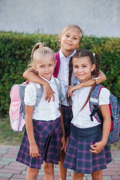 Leerlingen Van Basisschool Meisjes Met Rugzakken Buurt Van Gebouw Buitenshuis — Stockfoto