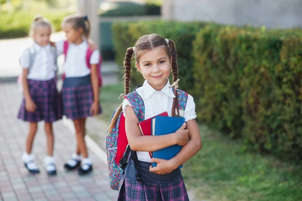 Elèves École Primaire Les Filles Avec Des Sacs Dos Près — Photo