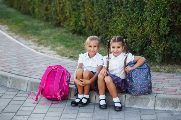 Uczniowie Szkoły Podstawowej Dziewczyny Plecakami Pobliżu Budynku Zewnątrz Początku Lekcji — Zdjęcie stockowe