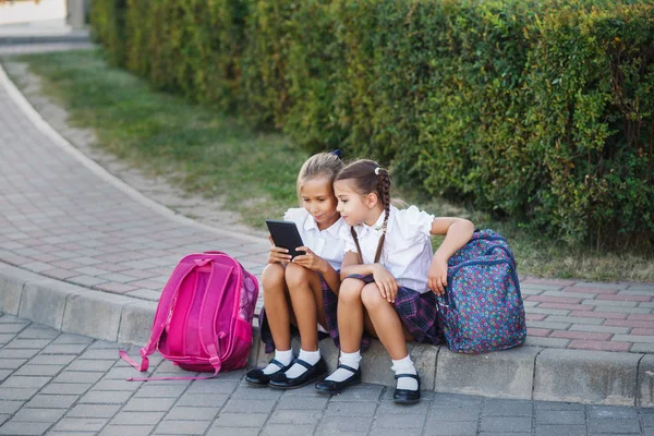 Jonge Meisjes Lezen Van Een Ebook Leerlingen Van Basisschool Meisjes — Stockfoto