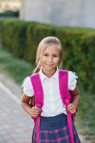 Uczeń Szkoły Podstawowej Książką Ręku Dziewczyna Plecakiem Zewnątrz Zaczynamy Lekcje — Zdjęcie stockowe