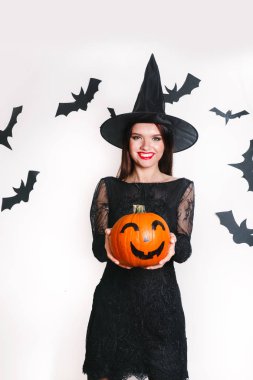 seksi kadın ile kabak partisi beyaz arka plan üzerinde siyah cadı Cadılar Bayramı kostümleri