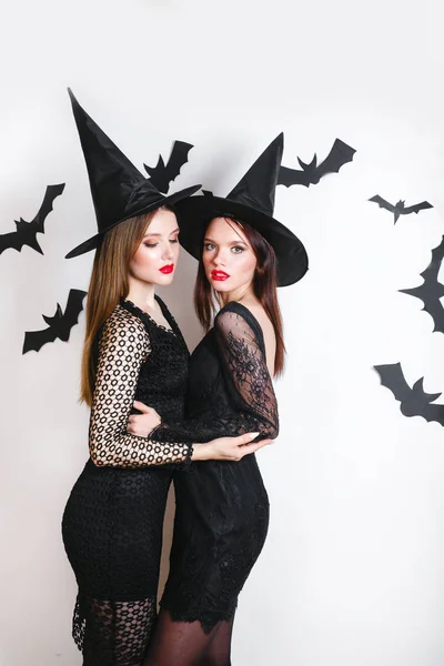 Twee Vrolijke Jonge Vrouwen Leder Halloween Kostuums Poseren Met Gebogen — Stockfoto