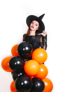 İçinde Kara Cadı halloween kılık beyaz arka plan üzerinde turuncu ve siyah Balonlu güzel seksi genç kadın portresi