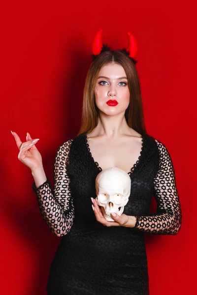 Zmysłowy Kaukaski Młoda Kobieta Średnich Włosów Brunetki Kostium Halloween Diabeł — Zdjęcie stockowe