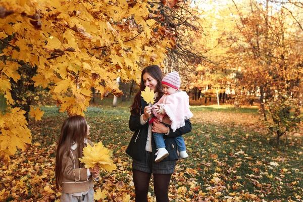 Familia Feliz Paseo Otoño Madre Hija Caminando Parque Disfrutando Hermosa — Foto de Stock