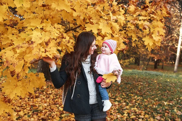Lycklig Familj Höstens Promenad Mor Och Dotter Promenader Parken Och — Stockfoto