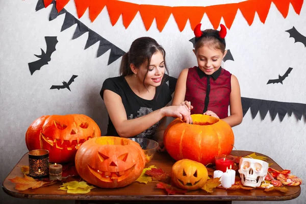 Glad halloween. Mor och dotter snidning pumpa. Familjen förbereder för semester. — Stockfoto