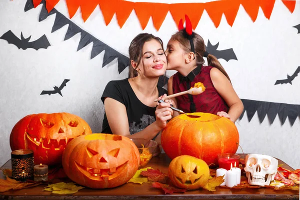 Glad halloween. Mor och dotter snidning pumpa. Familjen förbereder för semester. — Stockfoto