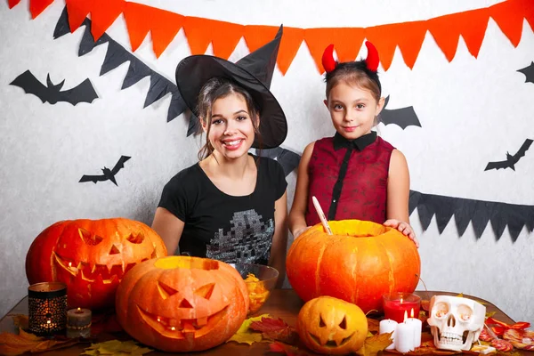 Buon Halloween Madre Sua Figlia Intagliano Zucca Famiglia Che Prepara — Foto Stock