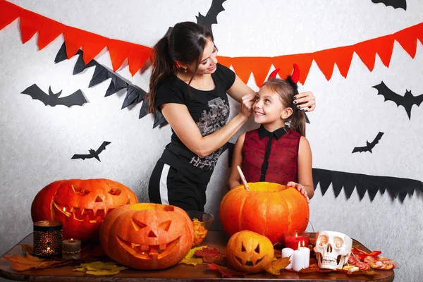 Rolig mor och dotter ha roligt hemma. Lycklig familj förbereder sig för Halloween. Människor bär kostymer. — Stockfoto