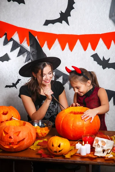 Glad halloween. Familjen mor och barn dotter förbereder för Halloween och dekorera huset — Stockfoto