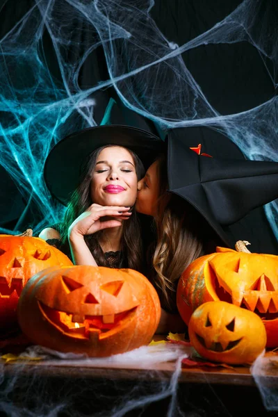 Concept Halloween Gros Plan Belle Mère Caucasienne Fille Costumes Sorcière — Photo