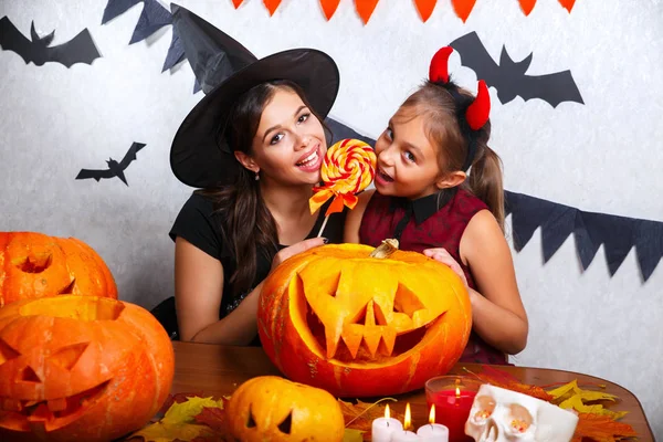 Anne Kızı Evde Eğleniyor Mutlu Bir Aile Cadılar Bayramı Için — Stok fotoğraf