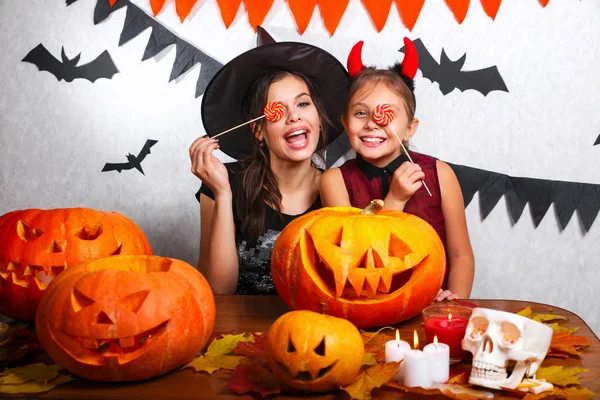 Mãe Filha Divertindo Casa Família Feliz Preparando Para Halloween Pessoas — Fotografia de Stock