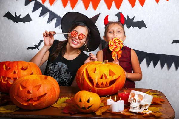 Anne Kızı Evde Eğleniyor Mutlu Bir Aile Cadılar Bayramı Için — Stok fotoğraf