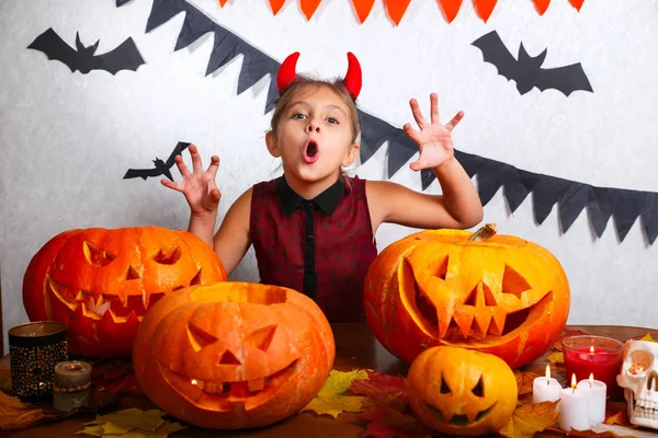 Boldog Halloweent Aranyos Vicces Kis Gyermek Lány Tök Faragás Boldog — Stock Fotó