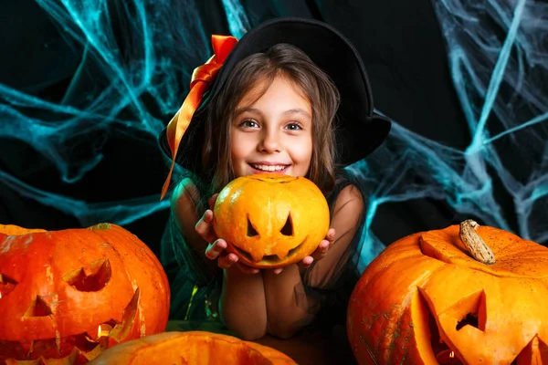 Cadılar Bayramınız Kutlu Olsun Sevimli Küçük Kız Çocuk Cadı Kostüm — Stok fotoğraf