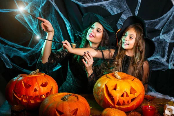 Halloween Concept Mooie Kaukasische Moeder Haar Dochter Heks Kostuums Genieten — Stockfoto