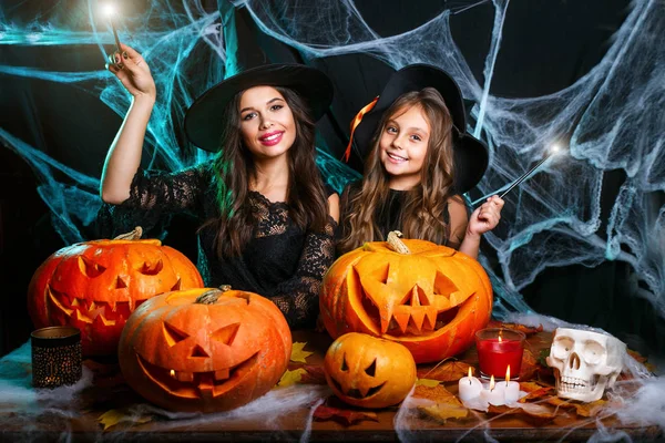 Halloween Concept Mooie Kaukasische Moeder Haar Dochter Heks Kostuums Genieten — Stockfoto