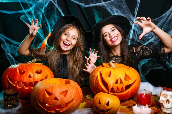 Anya Lánya Boszorkány Jelmez Szórakozás Otthon Boldog Család Felkészülés Halloween — Stock Fotó