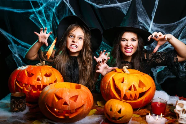 Anne Kızı Evde Eğlenmek Cadı Kostümleri Mutlu Aile Cadılar Bayramı — Stok fotoğraf