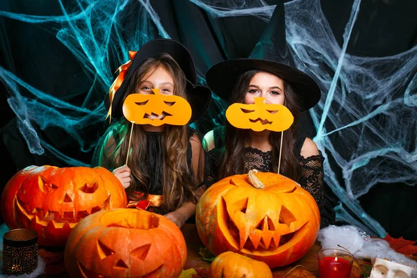 Anne Kızı Evde Eğlenmek Cadı Kostümleri Mutlu Aile Cadılar Bayramı — Stok fotoğraf