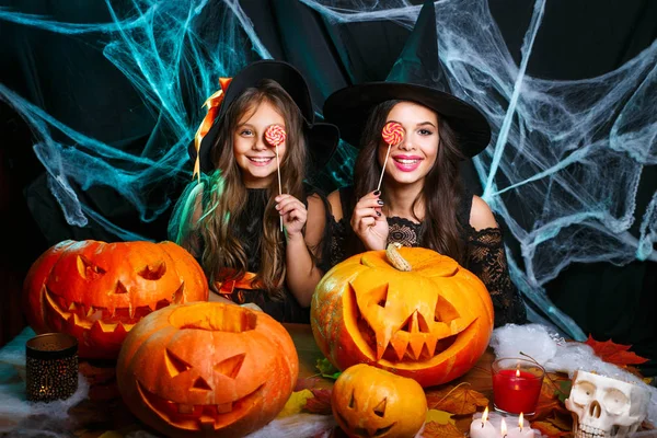 Halloween Concept Mooie Kaukasische Moeder Haar Dochter Heks Kostuums Halloween — Stockfoto