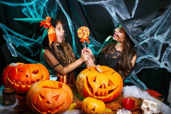 Halloween Concept Mooie Kaukasische Moeder Haar Dochter Heks Kostuums Halloween — Stockfoto