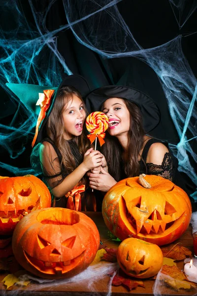 Halloween Concept Mooie Kaukasische Moeder Haar Dochter Heks Kostuums Halloween — Stockfoto
