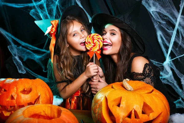 Halloween Concept Schöne Kaukasische Mutter Und Ihre Tochter Hexenkostümen Feiern — Stockfoto