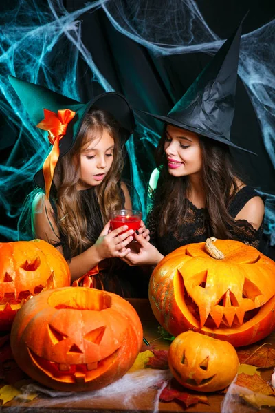 Concepto Halloween Primer Plano Hermosa Madre Caucásica Hija Trajes Bruja — Foto de Stock