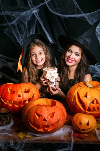 Halloween Concept Mooie Kaukasische Moeder Met Gelukkig Weinig Dochter Genieten — Stockfoto