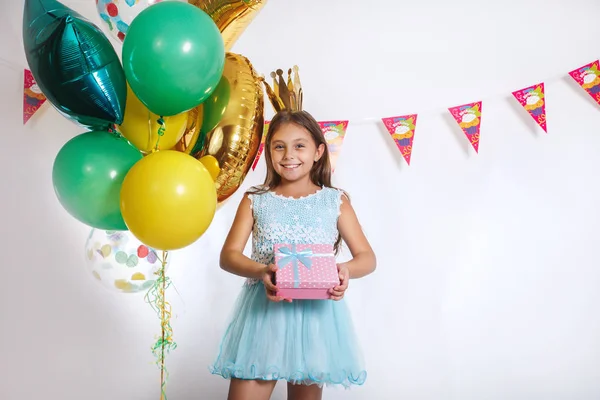 Menina Bonito Tampão Aniversário Segurando Presente Conceito Feriados — Fotografia de Stock