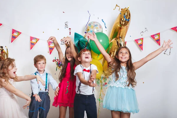 Grupo Crianças Celebram Festa Aniversário Juntos — Fotografia de Stock