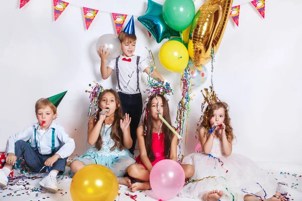 Pięcioro Dzieci Pozytywne Zrelaksowany Ładny Dzieci Siedzi Razem Imprezie Urodzinowej — Zdjęcie stockowe