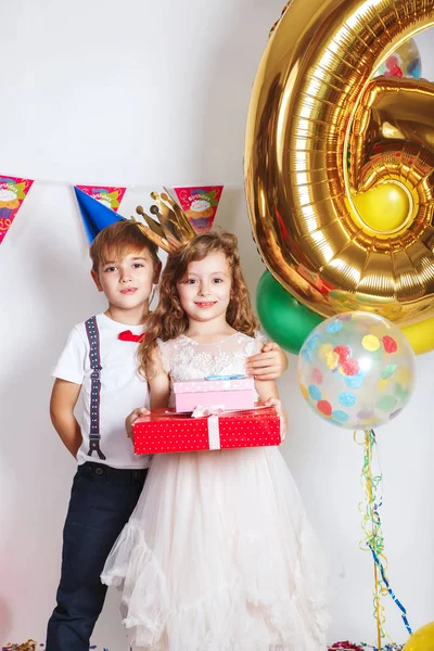 Zabawna Dziewczyna Szczęśliwy Mały Chłopiec Obchodzi Urodziny — Zdjęcie stockowe