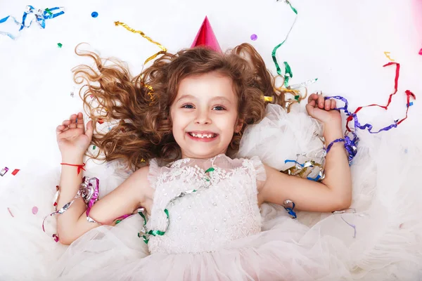 Zabawna Dziewczyna Szczęśliwy Obchodzi Urodziny Uśmiechając Się Leżącego Kolorowe Konfetti — Zdjęcie stockowe