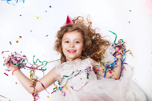 Zabawna Dziewczyna Szczęśliwy Obchodzi Urodziny Uśmiechając Się Leżącego Kolorowe Konfetti — Zdjęcie stockowe