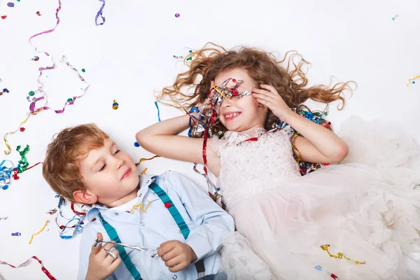 Engraçado Menina Feliz Menino Comemorando Festa Aniversário Sorrindo Deitado Confetes — Fotografia de Stock