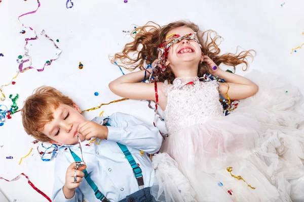 Engraçado Menina Feliz Menino Comemorando Festa Aniversário Sorrindo Deitado Confetes — Fotografia de Stock