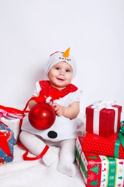 Kardan adam kostüm beyaz arka plan üzerinde Noel hediyesi hediye kutuları ile mutlu güzel bebek