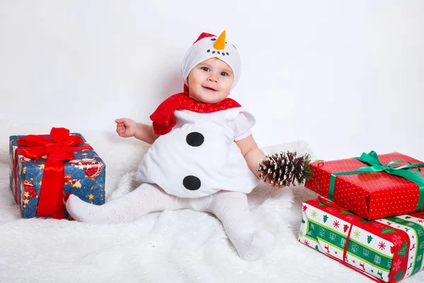 Feliz bebé bonito en traje de muñeco de nieve con regalo de Navidad cajas de regalo sobre fondo blanco —  Fotos de Stock