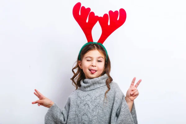 Счастливая Маленькая Улыбающаяся Девочка Показывает Товар Рождественская Идея Улыбающаяся Смешная — стоковое фото