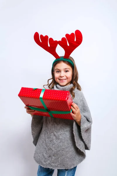 Feliz Niña Sonriente Con Caja Regalo Navidad Concepto Navidad Sonriente —  Fotos de Stock