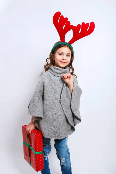 Счастливая Маленькая Улыбающаяся Девочка Рождественской Подарочной Коробкой Рождественская Идея Улыбающаяся — стоковое фото
