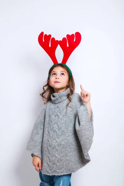 Feliz Niña Sonriente Mostrando Producto Concepto Navidad Sonriente Chica Divertida —  Fotos de Stock