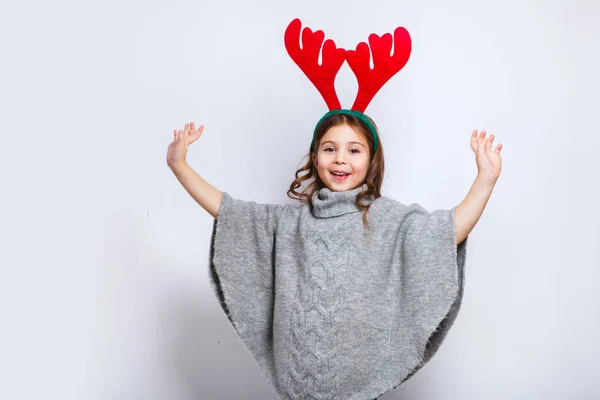Счастливая Маленькая Улыбающаяся Девочка Показывает Товар Рождественская Идея Улыбающаяся Смешная — стоковое фото