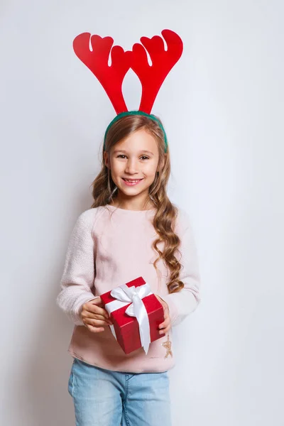 Счастливая Маленькая Улыбающаяся Девочка Оленьих Рогах Рождественской Подарочной Коробкой — стоковое фото