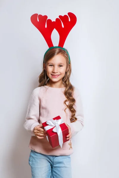 Feliz Niña Sonriente Cuernos Ciervo Con Caja Regalo Navidad —  Fotos de Stock